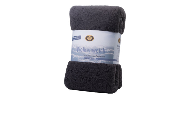 Eine dunkelgraue Gözze Kuscheldecke Wolkenweich 150x200 cm, gerollt mit Etikett, auf weißem Grund.