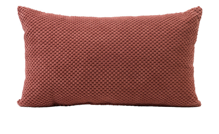 Ambiente Trendlife Kissen Sven 30x50 cm, strukturierter Kunststoffbezug in gedecktem Beerenrot auf weißem Grund.