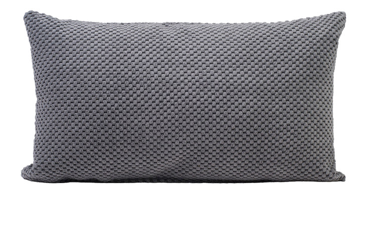 Das Ambiente Trendlife Kissen Sven 30 x 50 cm ist ein rechteckiges anthrazitfarbenes Kissen mit einer strukturierten, gestrickten Oberfläche.