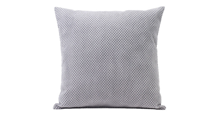 Die Ambiente Trendlife Kissenhülle Sven 50x50 cm in Silber aus Synthetikfaser vor weißem Hintergrund.