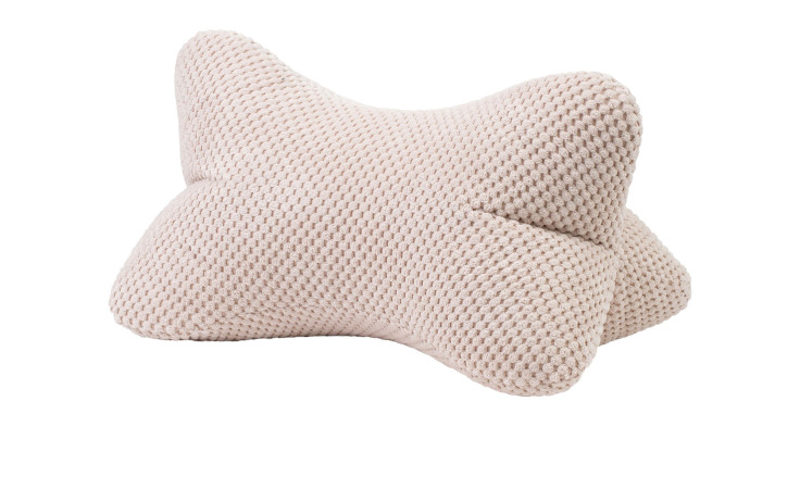 Lesekissen Sven von Ambiente Trendlife, 40x25 cm, creme, knochenförmiges Synthetikfaser-Kissen auf weißem Hintergrund.