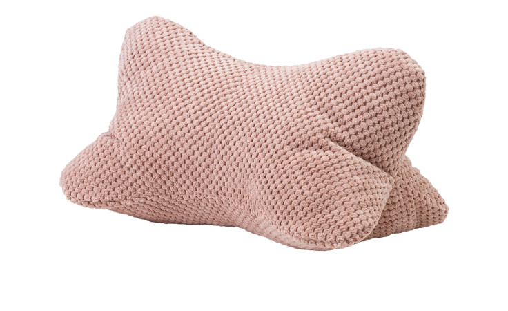 Lesekissen Sven 40 x 25 cm von Ambiente Trendlife in Altrosa, Knochenform, Synthetikfaser, auf weißem Hintergrund.