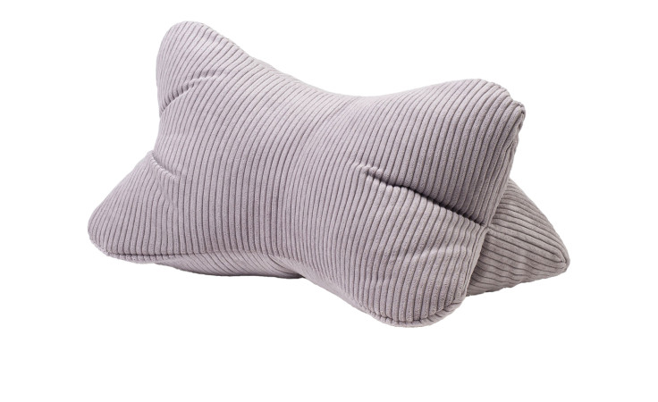 Das Ambiente Trendlife Lesekissen Capri 40 x 25 cm ist ein hellgraues Jacquard-Kissen, sternförmig auf weißem Grund.