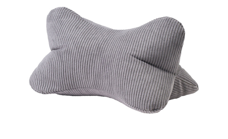 Lesekissen Capri 40x25 cm von Ambiente Trendlife in grauem Anthrazit gerippt, knochenförmig; abgebildet auf weißem Hintergrund.