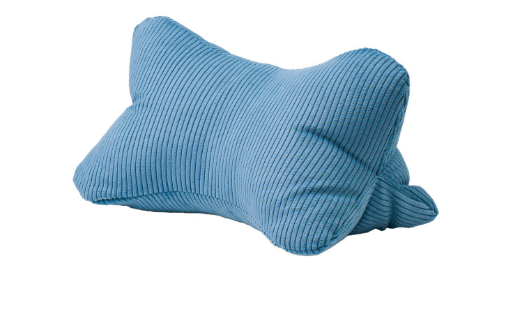 Das Lesekissen Capri 40 x 25 cm von Ambiente Trendlife ist ein blaues Jacquard-Rippenkissen mit geschwungenen Kanten.