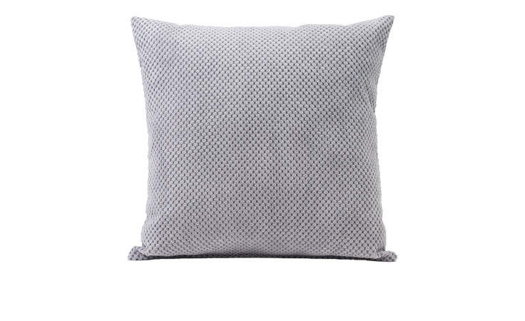 Das Kissen Sven 60 x 60 cm in Hellgrau von Ambiente Trendlife zeigt ein dezentes Flechtmuster auf weißem Grund.