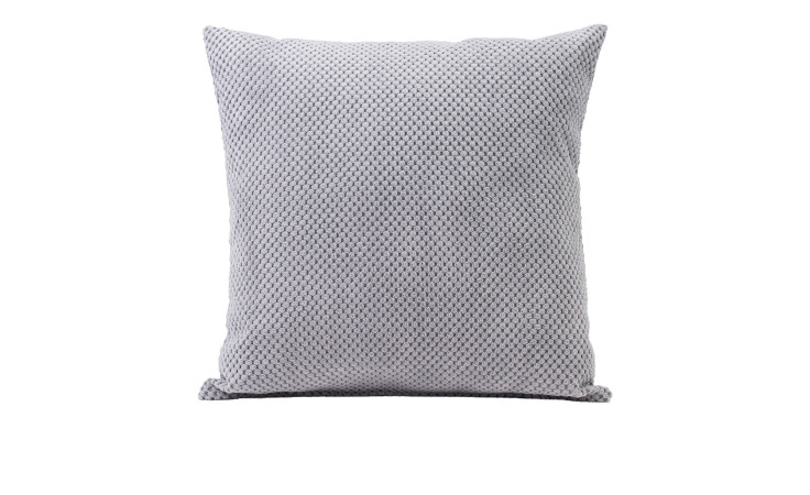 Die Kissenhülle Sven 60 x 60 cm von Ambiente Trendlife in silber zeigt ein dezentes Flechtmuster auf weißem Grund.