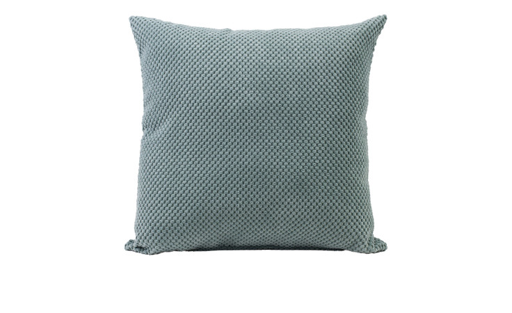 Die Ambiente Trendlife Kissenhülle Sven 60x60 cm in Salbei-Grün zeichnet sich durch ein strukturiertes Gestrick aus, abgebildet auf Weiß.