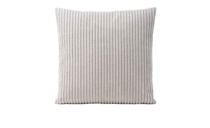 Ambiente Trendlife Kissenhülle Anafi 50 x 50 cm, silber, mit vertikaler Rippstruktur auf hellgrauem Grund.