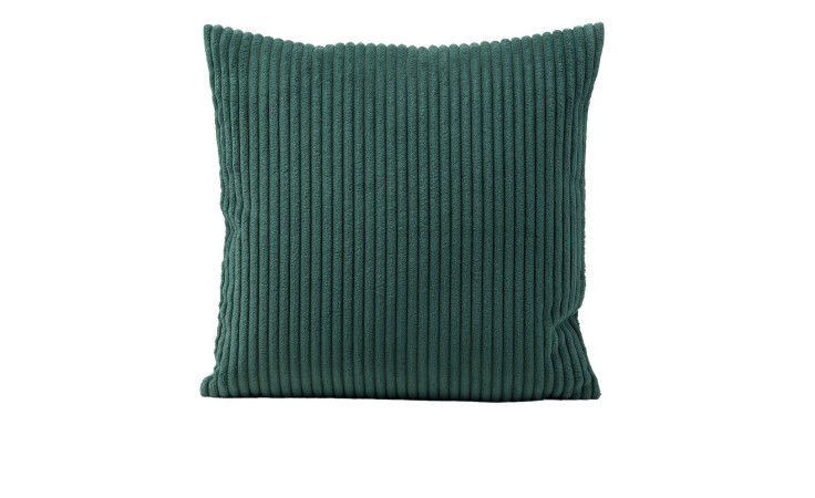 Ambiente Trendlife Kissenhülle Anafi 50 x 50 cm in dunkelgrünem Cord mit vertikalen Rippen auf weißem Grund.