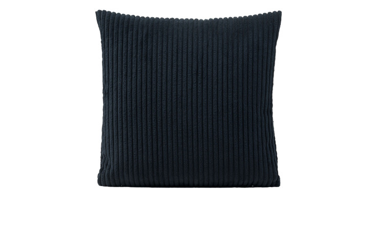 Die Ambiente Trendlife Kissenhülle Anafi 50 x 50 cm in dunklem Schwarz Cord mit vertikalen Rippen auf weißem Grund.