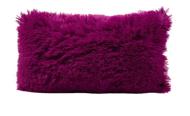 Das Ambiente Trendlife Kissen Crazy 30 x 50 cm ist ein flauschiges, zotteliges, lilafarbenes Synthetik-Kissen auf weißem Hintergrund.
