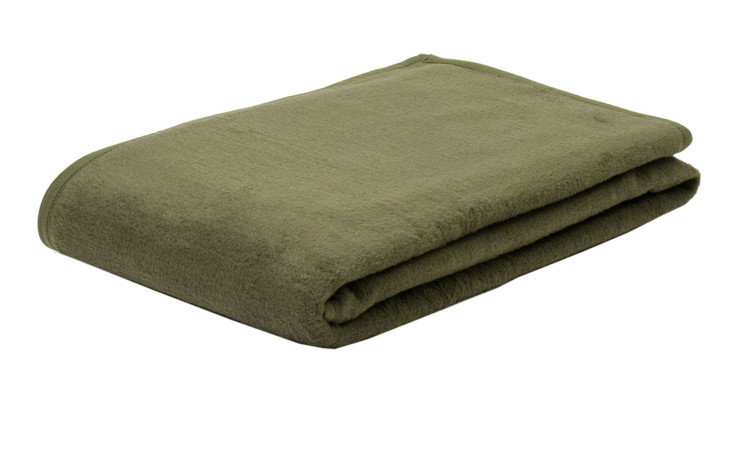 Eine sauber gefaltete Ambiente Trendlife Kuscheldecke Arizona 150 x 200 cm auf weißem Grund.