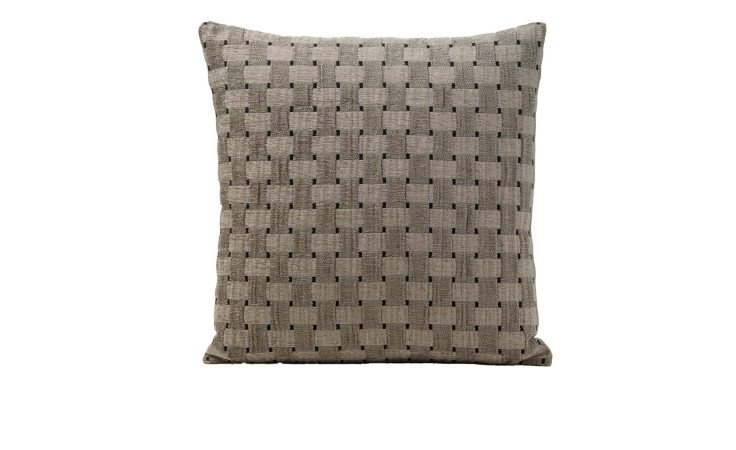 Kissenhülle Opal 50x50 cm von Ambiente Trendlife mit gewebter Struktur in Stein-Grau und Beige, isoliert auf Weiß.