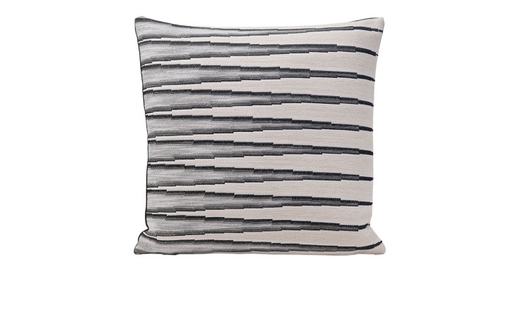 Ambiente Trendlife Kissenhülle Picolino 40x40 cm, cremefarben mit schwarzen und grauen gestickten geometrischen Linien.