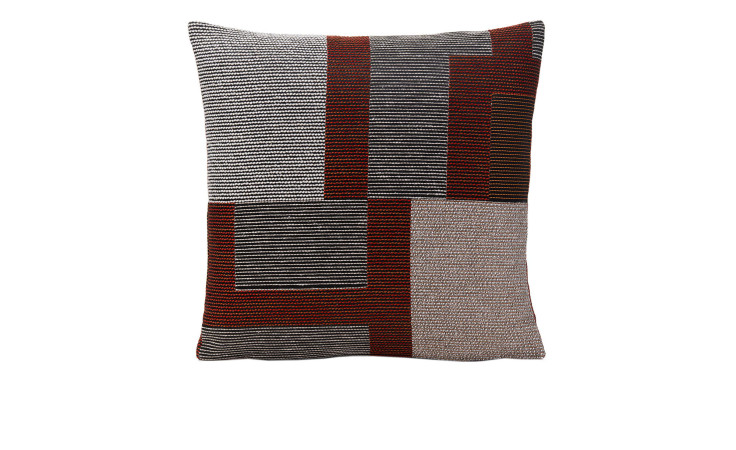 Kissenhülle Tosca 40x40 cm von Ambiente Trendlife mit Zimt-Braun und beigen Streifen auf weißem Mischgewebe.