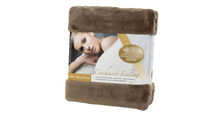 Eine gefaltete Gözze Wohndecke Premium Cashmere Feeling 130x170cm in taupe, Microfaser, Frau auf Verpackung.
