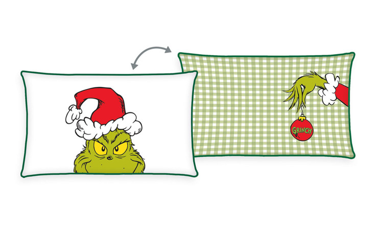 Kissen Grinch 30 x 50 cm: Die Vorderseite zeigt den Grinch mit Weihnachtsmannmütze, die Rückseite zeigt seine Hand mit Ornament auf grünem Plaid.