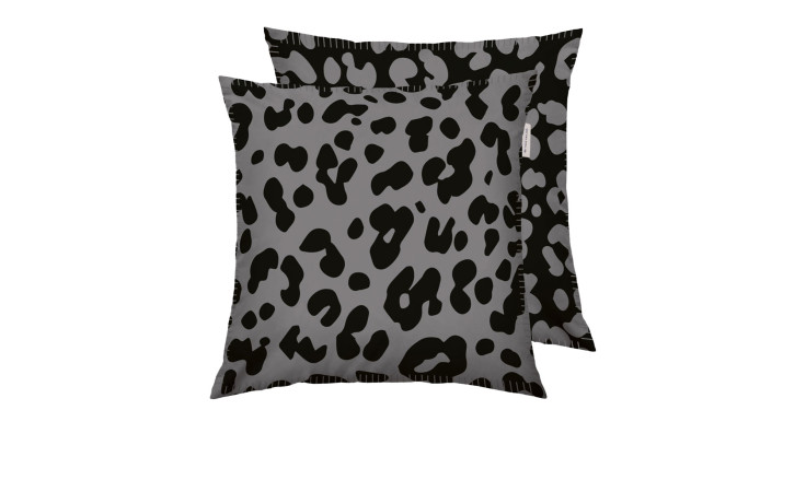 Zwei TOM TAILOR Jacquard-Kissenhülle Leo, 45x45 cm, in Graubraun Leopardenprint, gestapelt auf weißem Grund.