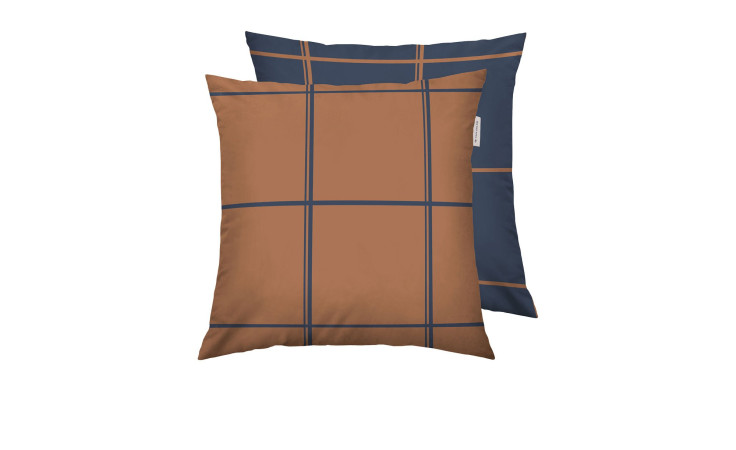 Zwei TOM TAILOR Flanell-Kissenhüllen 40x40 cm in dunkelblau und braunem Gitter, hergestellt aus weicher Naturfaser.