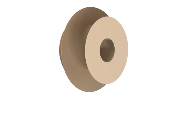 Die Fischer-Honsel LED-Wandleuchte Hennes 18 cm ist eine graue, scheibenförmige Leuchte mit einem zentralen Loch, abgebildet auf weiß.