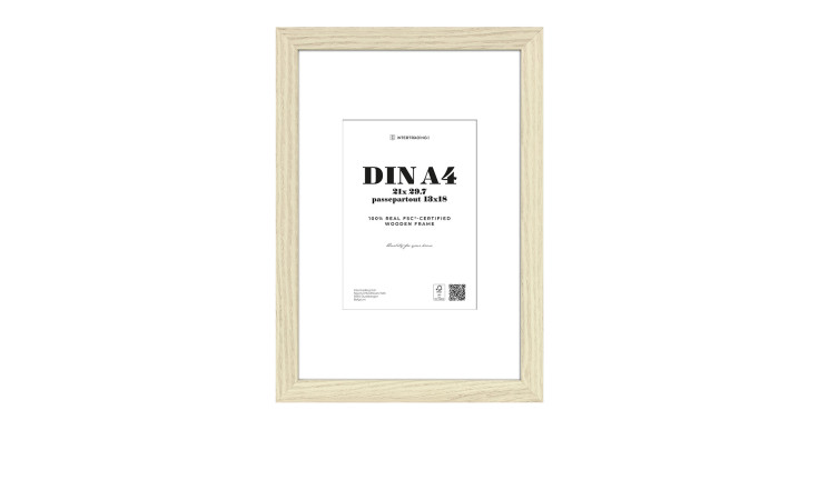 Der Holzrahmen Toronto 21 x 30 cm ist aus hellem Holz, hat eine Glasfront, ein weißes Passepartout und passt in eine DIN A4-Einlage.