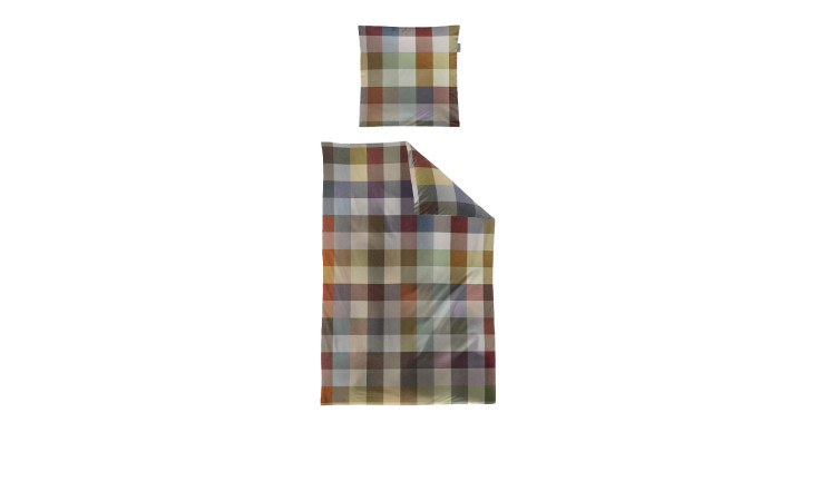 Das Flausch-Bettwäsche Zobel Set 155x220 cm mit buntem Karomuster auf weißem Naturfaser-Hintergrund.