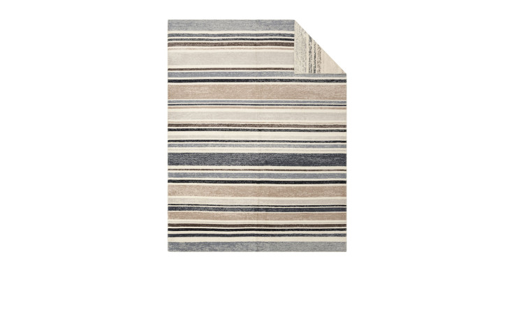 Jacquard-Heimdecke 150 x 200 cm mit horizontalen Streifen in Grau, Beige, Braun und Marineblau; eine Ecke ist umgeschlagen.