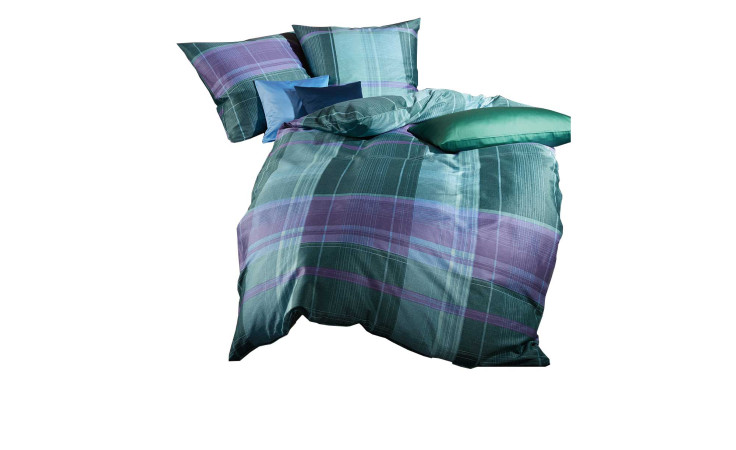Ein Bett mit Satin-Bettwäsche Tonight 135 x 200 cm in grün, blau und lila kariert und vier verschiedenen Kissen.