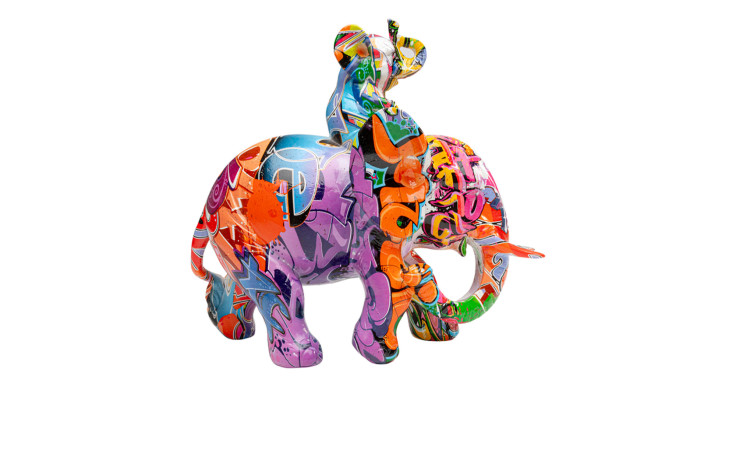 Kare Deko-Figur Elefant: Mehrfarbige Kunststoff-Dekoration im Graffiti-Stil vor weißem Hintergrund.