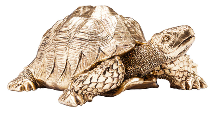Kare Deko-Figur Turtle: goldfarbener Kunststoff, detailreich, montiert und auf weißem Hintergrund isoliert.