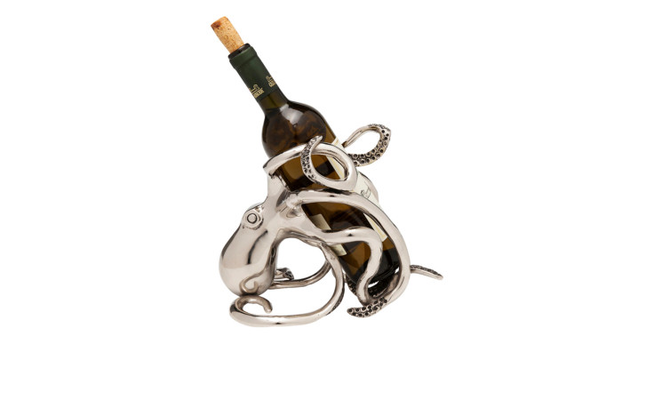Der Kare Flaschenhalter Octopus ist ein silberner Weinhalter aus Metall in Form eines Oktopus, der eine verkorkte Flasche präsentiert.
