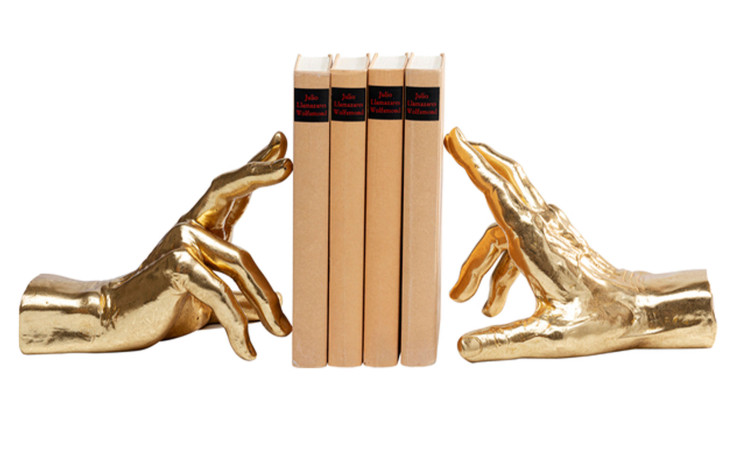 Drei Bücher aufrecht zwischen zwei Kare Buchstütze Holding Fingers in Gold - stilvolle Dekoration.