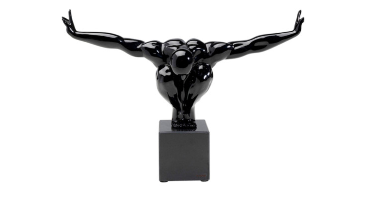 Das Kare Deko-Objekt Athlet ist eine schwarze, glänzende Polyresin-Skulptur einer muskulösen Figur, die sich auf einem quadratischen Sockel nach vorne beugt.