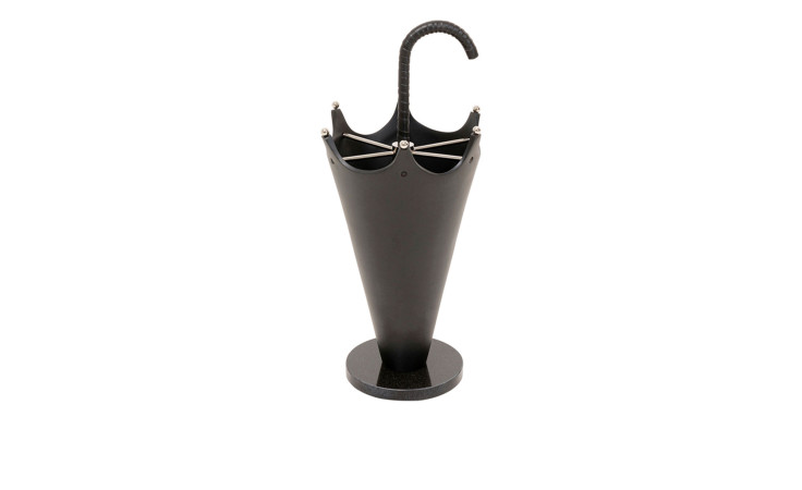 Der Kare Schirmständer Pioggia ist ein Schirmständer in der Form eines umgedrehten Regenschirms mit einem gebogenen Griff.