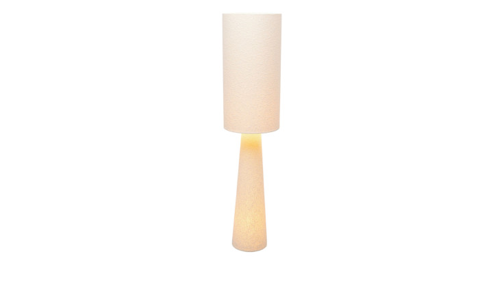 Kare Stehleuchte Marleen: moderne weiße Stehleuchte mit Leinenschirm und konischem Sockel, sanft beleuchtet auf weißem Hintergrund.