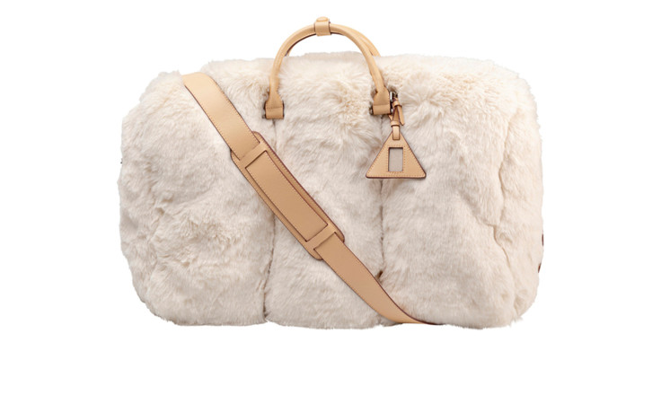 Tasche Mika von Kare: Seesack aus cremefarbenem Polyester mit beigem Kunstfell, Griffen aus braunem Leder und verstellbarem Riemen.