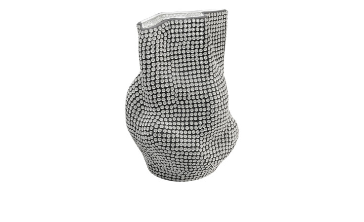 Die Kare Vase Anemone ist mit kleinen, runden, reflektierenden Strasssteinen vor weißem Hintergrund besetzt.