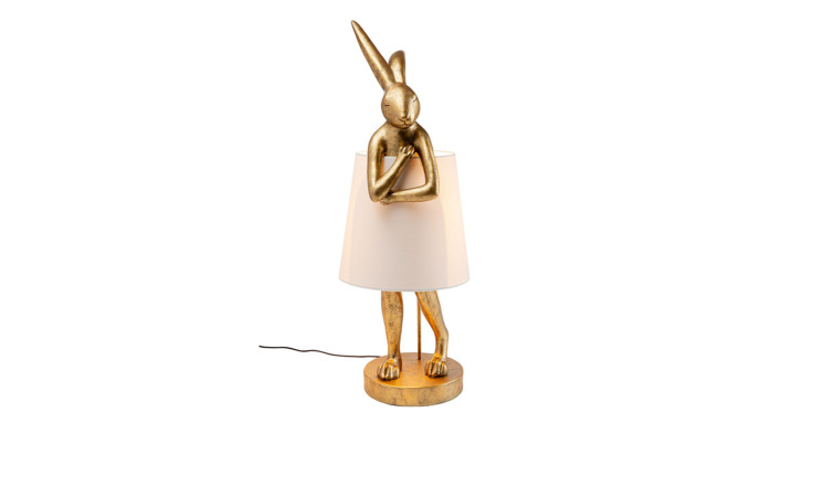 Die Kare Tischleuchte Animal Rabbit ist eine goldene Hasenlampe mit weißem Baumwollschirm und sichtbarer Kordel, die auf weißem Untergrund steht.
