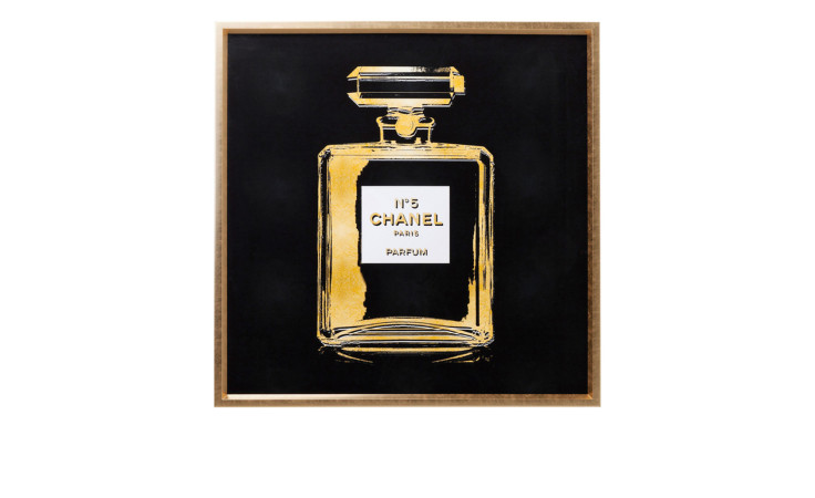 Rahmenbild Fragrance No.5 von Kare: gerahmtes Kunstwerk einer goldenen und schwarzen Parfümflasche auf schwarzem Hintergrund.
