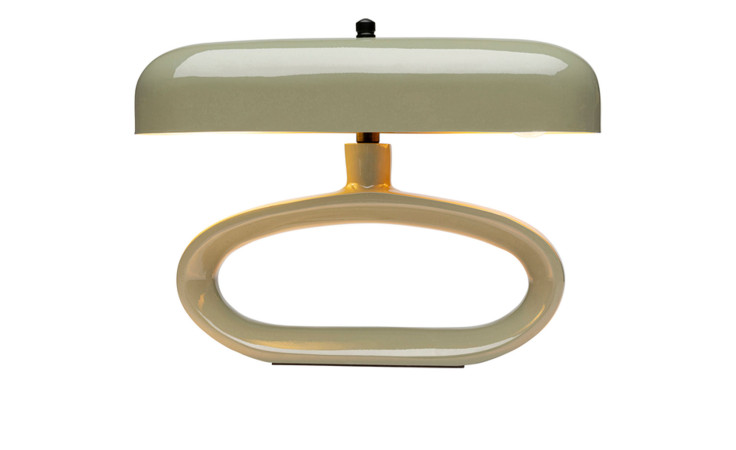 Kare Tischleuchte Suki mit einem cremefarbenen ovalen Sockel und einem glatten grünen rechteckigen Schirm auf weißem Grund.