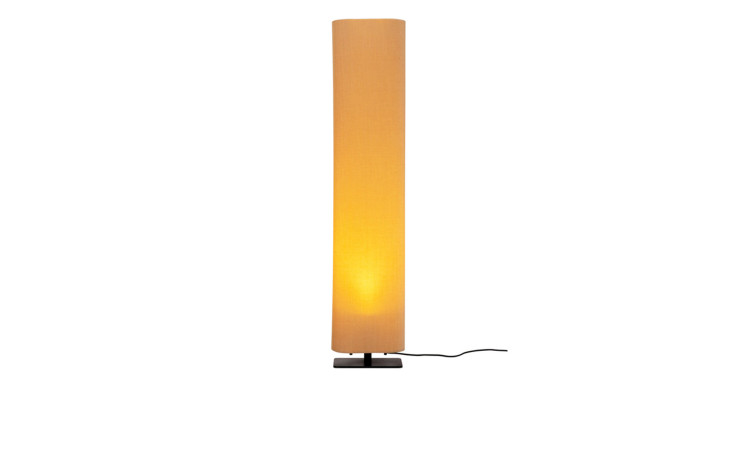 Die Kare Stehleuchte Facile ist eine hohe Stehleuchte mit einem beigen Textilschirm und einem kleinen schwarzen Sockel mit Netzkabel.