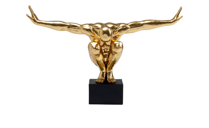 Kare Deko-Objekt Athlet XL: Kauernde menschliche Figur aus Gold-Kunststoff mit ausgebreiteten Armen auf einem schwarzen rechteckigen Sockel.