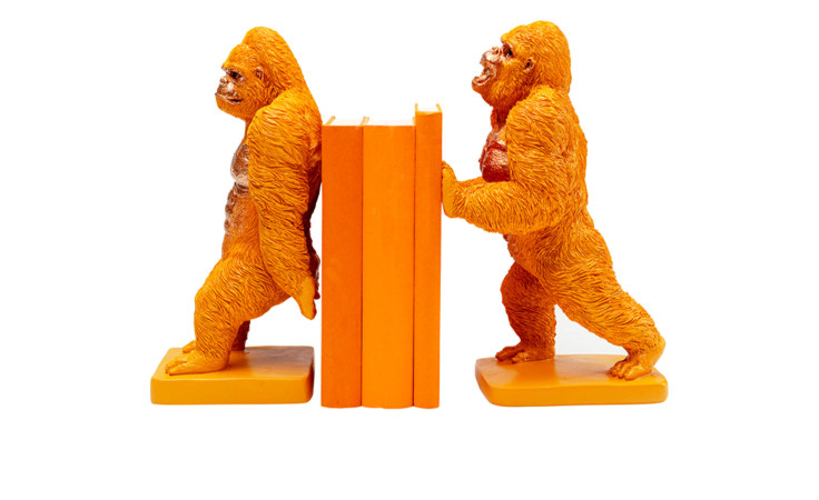 Zwei orangefarbene Buchstützen Gorilla von Kare Buchstütze halten drei orangefarbene Bücher auf weißem Hintergrund hoch.