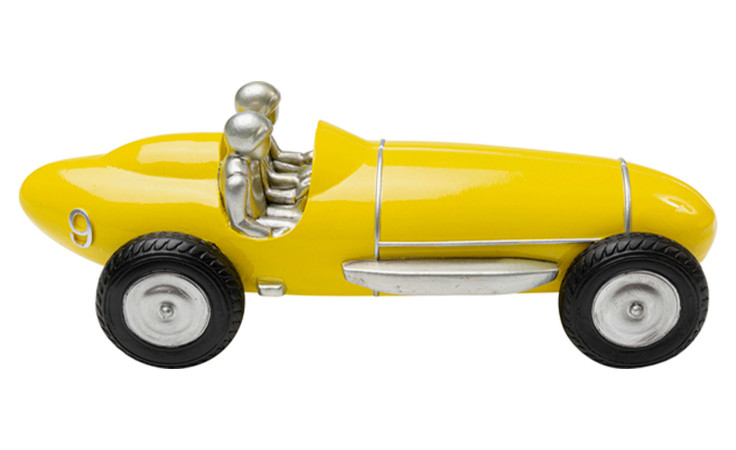 Das Kare Deko-Objekt Racing Car ist gelb mit zwei silbernen Fahrern, schwarzen Reifen und einer Nummer 9 an der Seite.