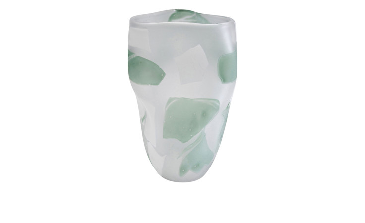 Die Kare Vase Galicia zeigt ein unregelmäßiges grünes Fleckenmuster auf weißem Grund; jedes Stück ist ein Unikat aus Milchglas.
