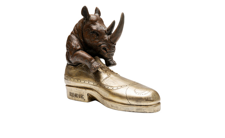 Der Kare Deko-Figur Rhino Shoe zeigt ein bronzenes Nashorn in einer goldfarbenen Kunststoffschuh-Unikat-Dekoration.