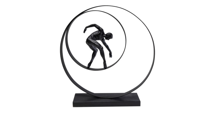 Kare Deko-Figur Künstler Tänzer: menschliche Figur aus Bronze in sich kreuzenden Metallringen auf einem rechteckigen Sockel.