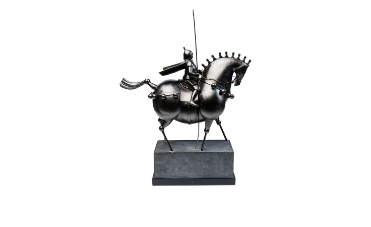 Kare Deko-Figur Schwarzer Ritter: Metallskulptur auf einem Pferd, Ausführung Stone Grau, auf einem rechteckigen Sockel.