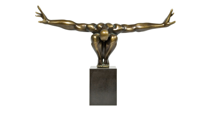 Kare Deko-Objekt Athlet: Bronzefigur in Hockstellung mit weit ausgebreiteten Armen auf einem Naturstein-Marmorsockel für elegante Dekoration.